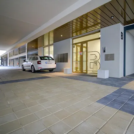 Relax With Free Parking, 10 Mins Walk To Centre