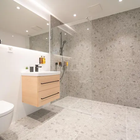 Relax With Free Parking, 10 Mins Walk To Centre *