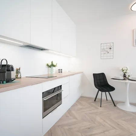 Apartment Relax With Free Parking, 10 Mins Walk To Centre