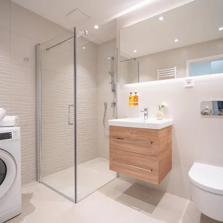 Relax With Free Parking, 10 Mins Walk To Centre Apartment Brno