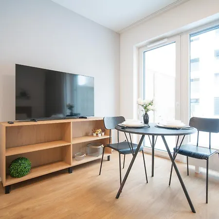 Relax With Free Parking, 10 Mins Walk To Centre *