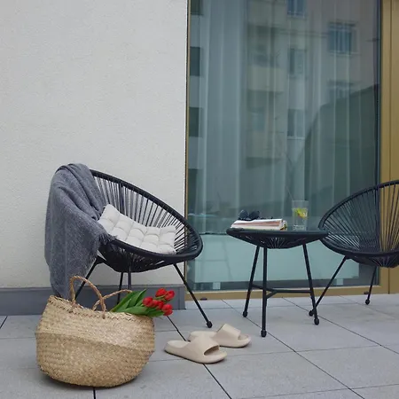 Relax With Free Parking, 10 Mins Walk To Centre *
