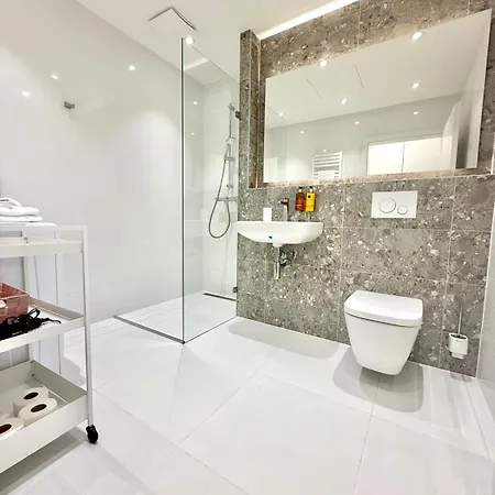 Apartment Relax With Free Parking, 10 Mins Walk To Centre