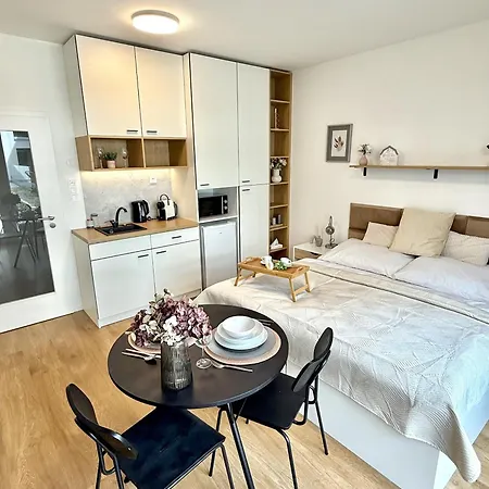 Relax With Free Parking, 10 Mins Walk To Centre